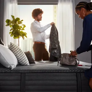 16_BR22_Black_Hybrid_L-Class_PL_Lifestyle_Couple_Getting Dressed_1_EXP 03-15-25_2000x2000.jpg