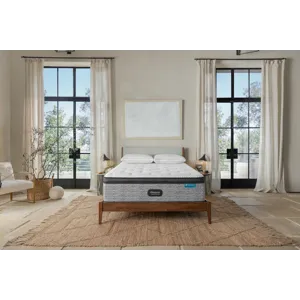 BR22_NATEBERKUS_MDPT_ROOM_FRONT.jpg