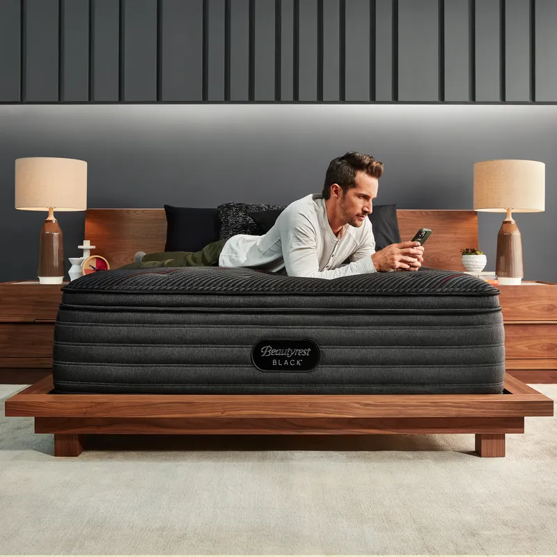 16_BRB22_Black_C-Class_PLPT_Lifestyle_Man_Comfort_02_EXP 03-15-25_2000x2000.jpg