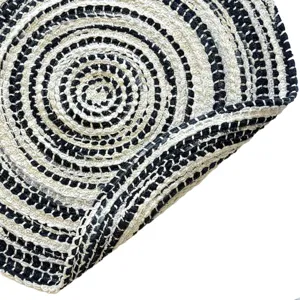 Crafted Black White Round Rug - 5\'6\" x 5\'6\"