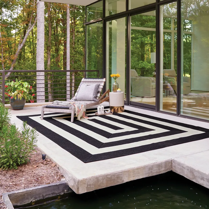 Timeless Black Concentric Rectangle Rug - 2\' x 8\'