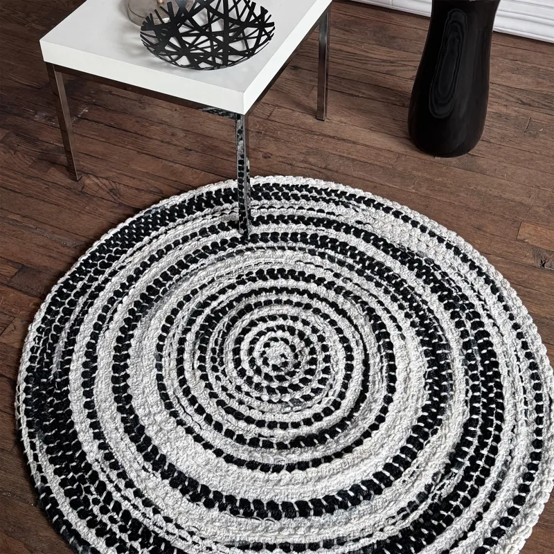 Crafted Black White Round Rug - 5\'6\" x 5\'6\"