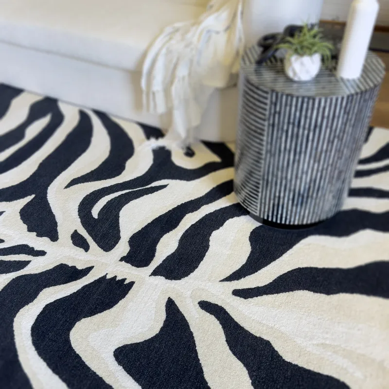 Serengeti-Zebra Black Rectangle Rug - 2\'6\" x 8\'6\"