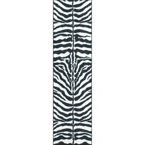 Akina Ivory 2\'3\" x 7\'6\" Runner Rug