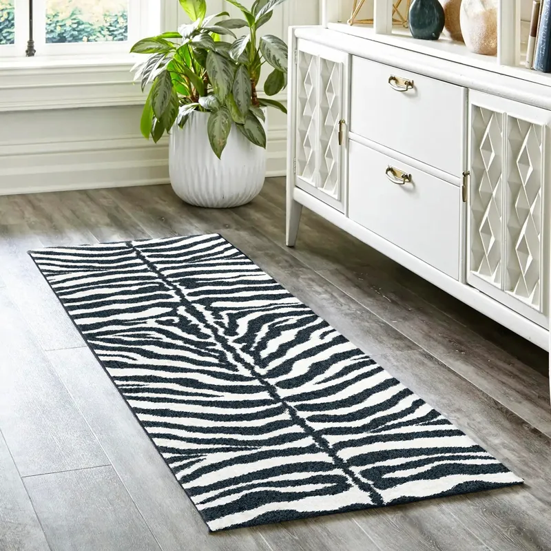 Akina Ivory 2\'3\" x 7\'6\" Runner Rug