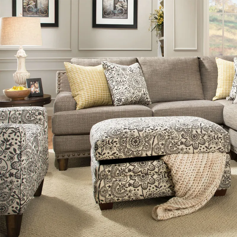 Right Arm Facing Loveseat w/Nails