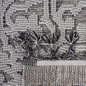 4\' x 6\' Medallion Indoor / Outdoor Area Rug - Gray / White