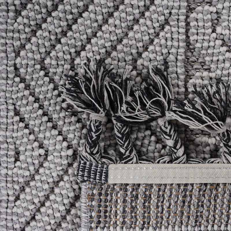 8\' x 10\' Geometric Indoor / Outdoor Area Rug - Gray / White