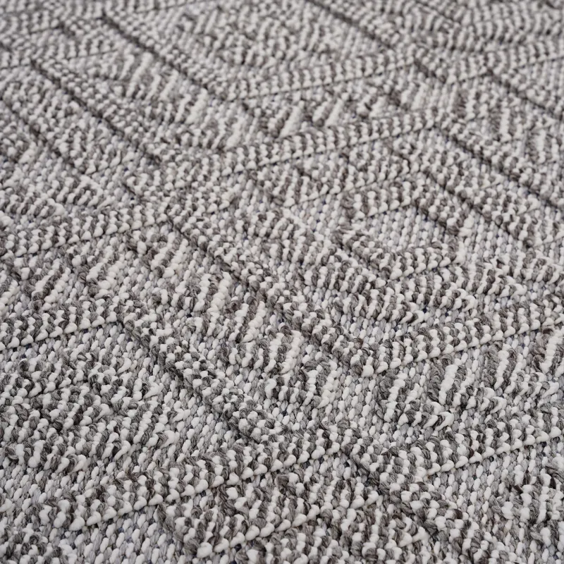 Guros - 6\' x 9\' Traditional Indoor / Outdoor Area Rug - White