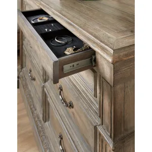 Castella Media Chest Detail