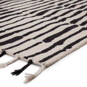 Vera By Nikki Chu Nikki Chu by  Saville Handmade Tribal Black/ Ivory Area Rug (2'X3')