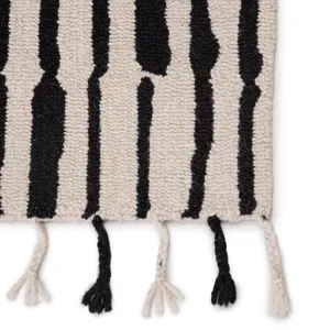 Vera By Nikki Chu Nikki Chu by  Saville Handmade Tribal Black/ Ivory Area Rug (2'X3')