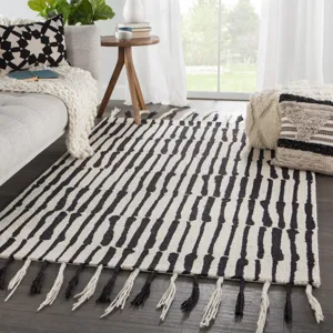 Vera By Nikki Chu Nikki Chu by  Saville Handmade Tribal Black/ Ivory Area Rug (2'X3')