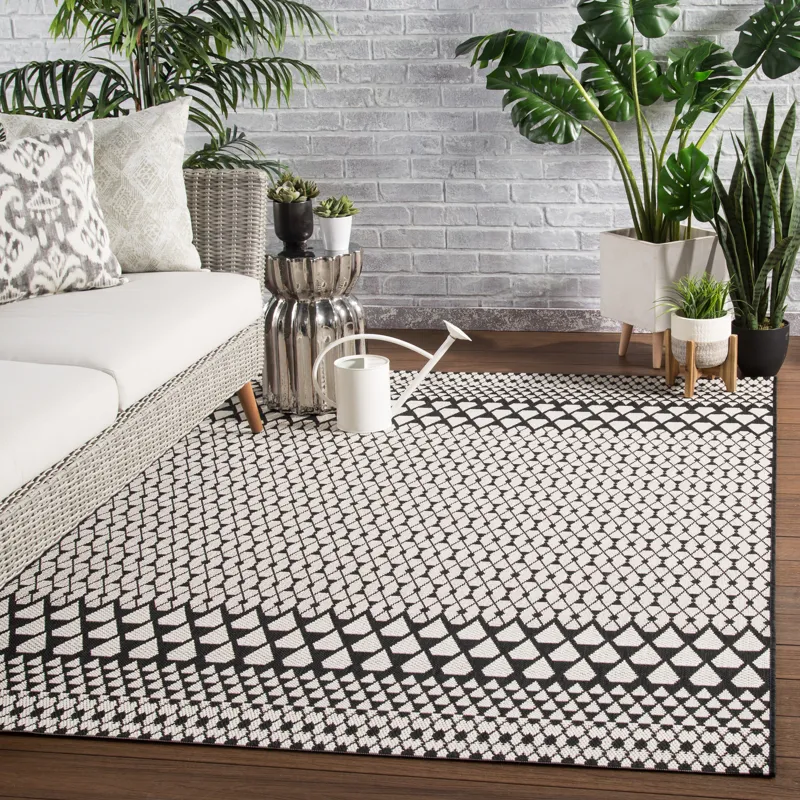 Catamaran Traveller Indoor/ Outdoor Geometric Black/ Ivory Area Rug (8'9"X12'5")