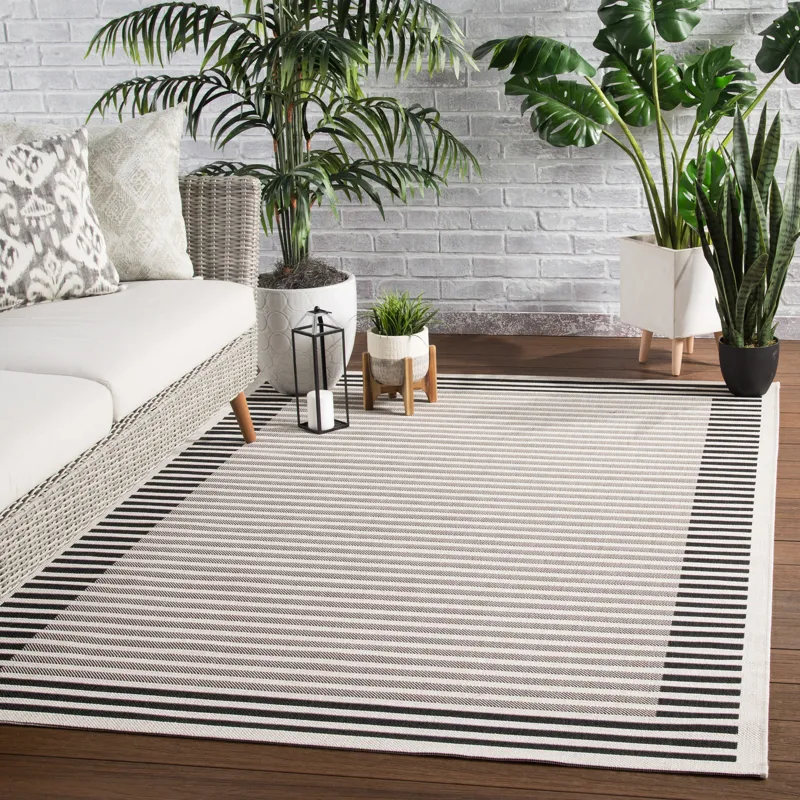 Catamaran Fathom Indoor/ Outdoor Stripe Ivory/ Black Area Rug (4'X5'7")