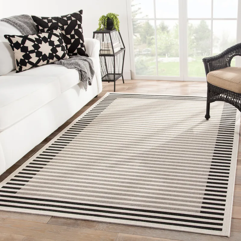 Catamaran Fathom Indoor/ Outdoor Stripe Ivory/ Black Area Rug (4'X5'7")