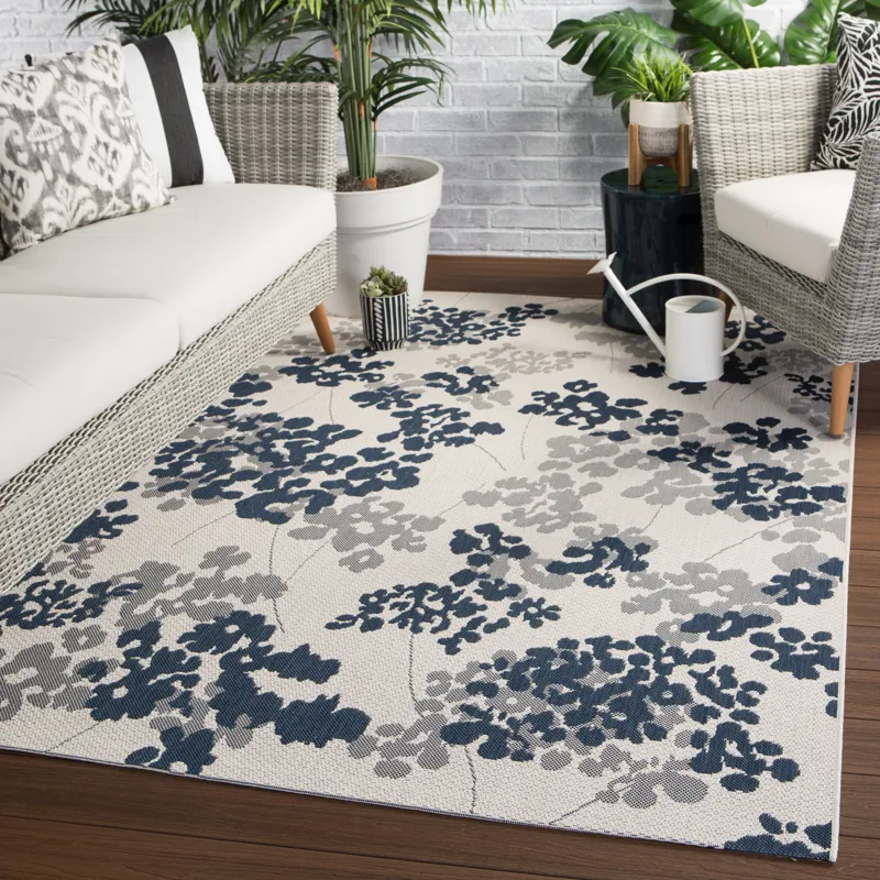 Catamaran Mariner Indoor/ Outdoor Floral Blue/ Gray Area Rug (7'10"X10'10")