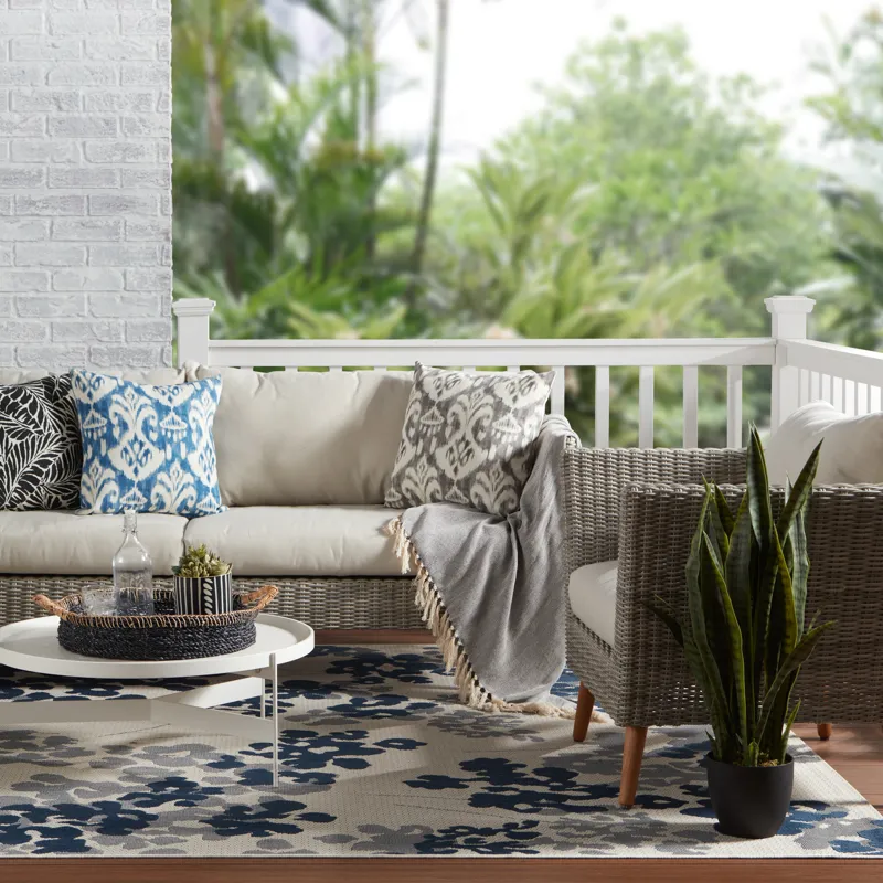 Catamaran Mariner Indoor/ Outdoor Floral Blue/ Gray Area Rug (7'10"X10'10")