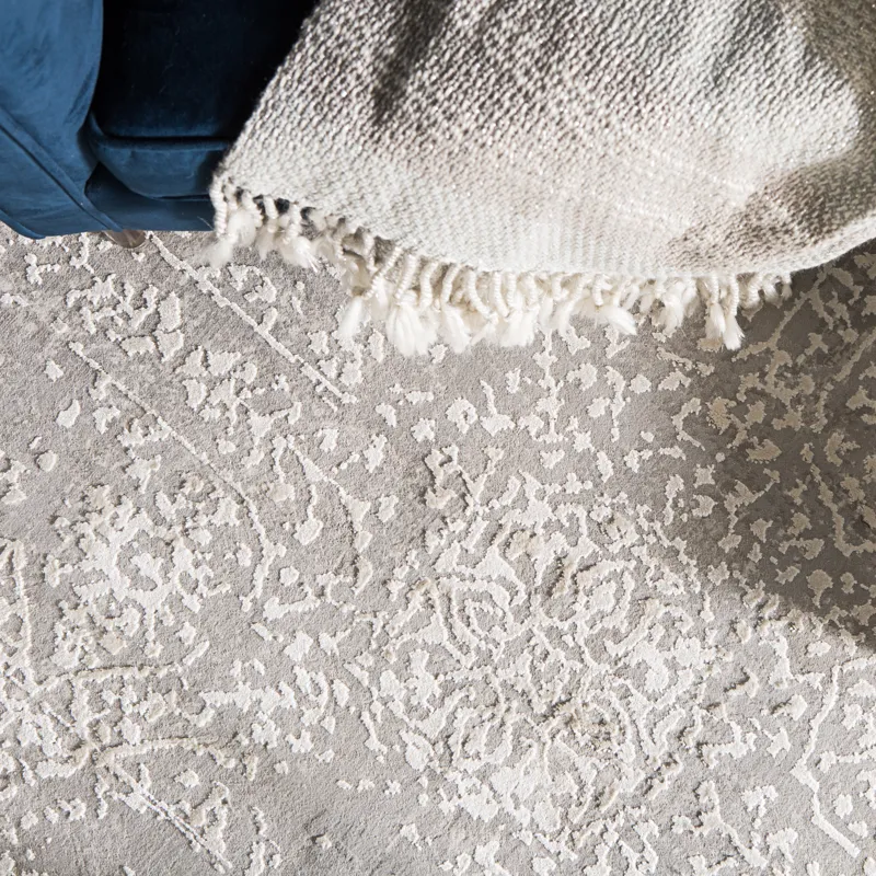 Cirque Lianna Abstract Gray/ White Runner Rug (3'X12')