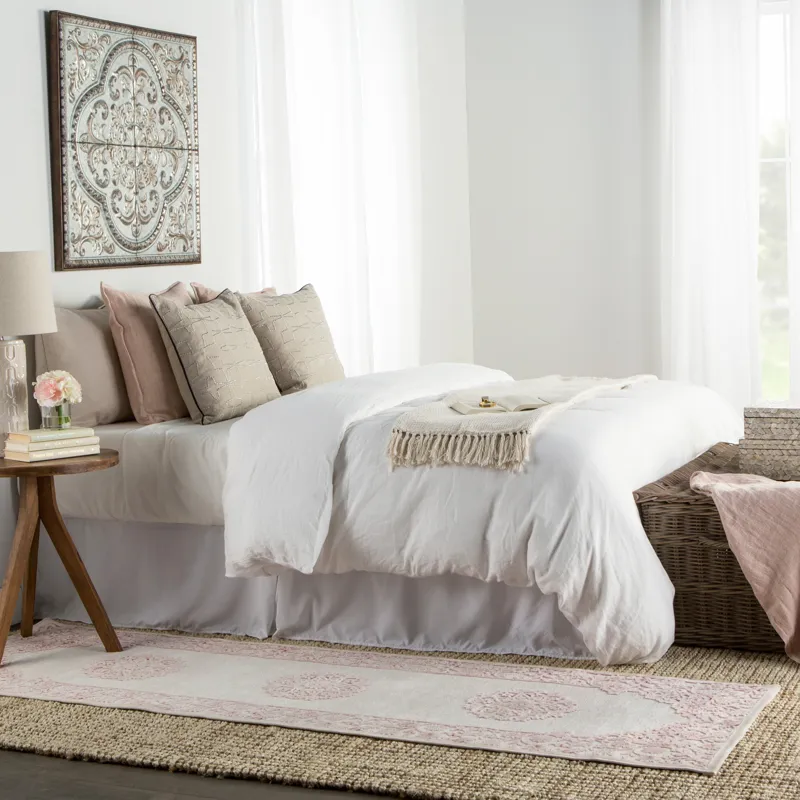 Fables Malo Medallion Pink/ White Runner Rug (2'6"X8')