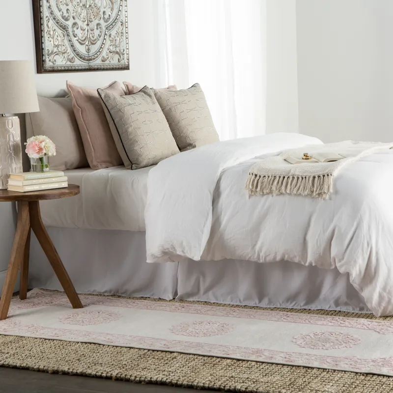 Fables Malo Medallion Pink/ White Runner Rug (2'6"X8')