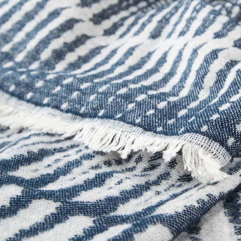 Hamlin Lana Indigo/ White Geometric Throw