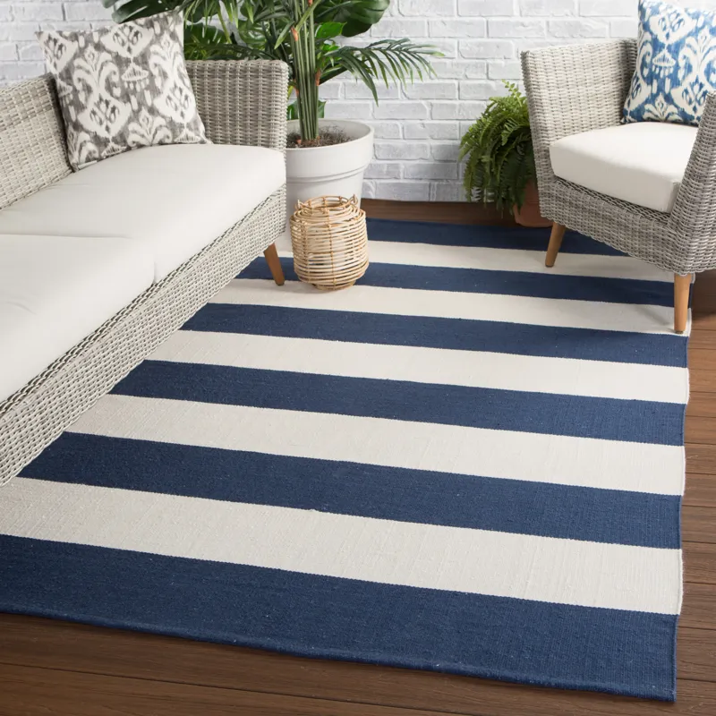 Lanai Remora Indoor/ Outdoor Stripe Dark Blue/ Ivory Area Rug (5'X8')