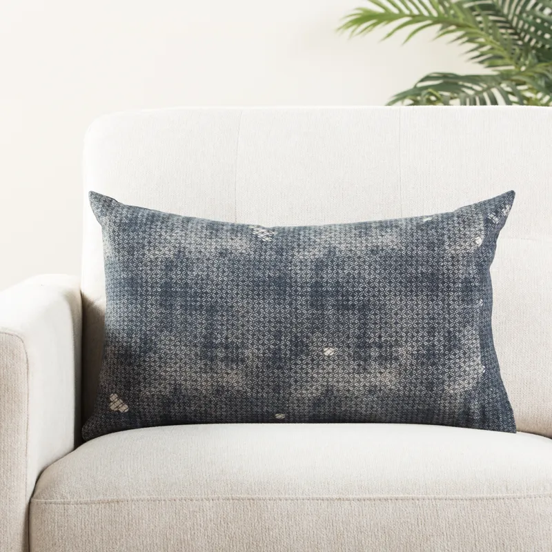 Mercado Amer Trellis Indigo/ Gray Polyester Throw Pillow 14X24 inch