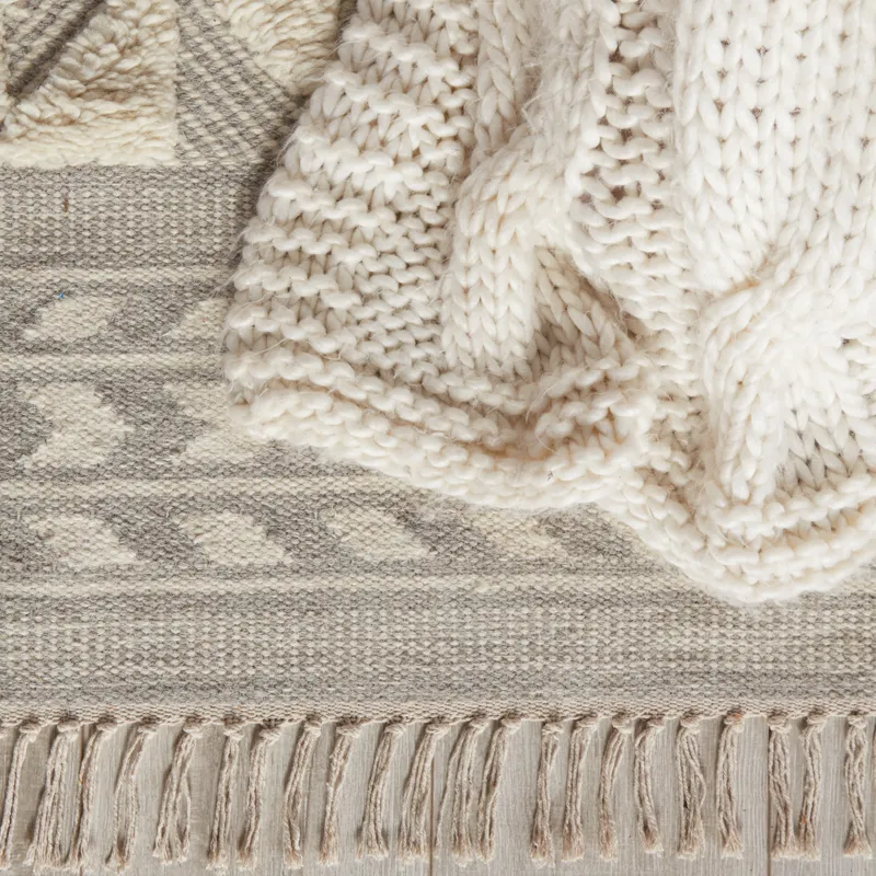 Maracas Cidra Handmade Geometric Light Gray/ Cream Area Rug (5'X8')