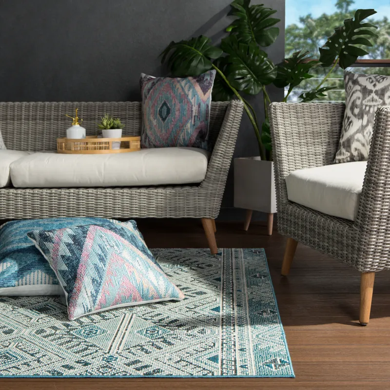 Rhythmik by Nikki Chu Nikki Chu by  Sax Indoor/ Outdoor Tribal Blue/ White Area Rug (4'X5'8")