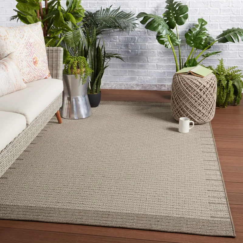 Tahiti Vibe by  Poerava Indoor/ Outdoor Border Gray/ Taupe Area Rug (5'3"X7'6")