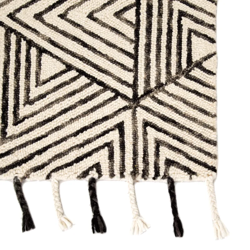 Vera By Nikki Chu Nikki Chu by  Montblanc Handmade Geometric Ivory/ Gray Area Rug (5'X8')