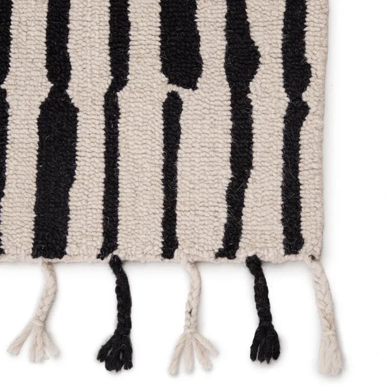 Vera By Nikki Chu Nikki Chu by  Saville Handmade Tribal Black/ Ivory Area Rug (2'X3')