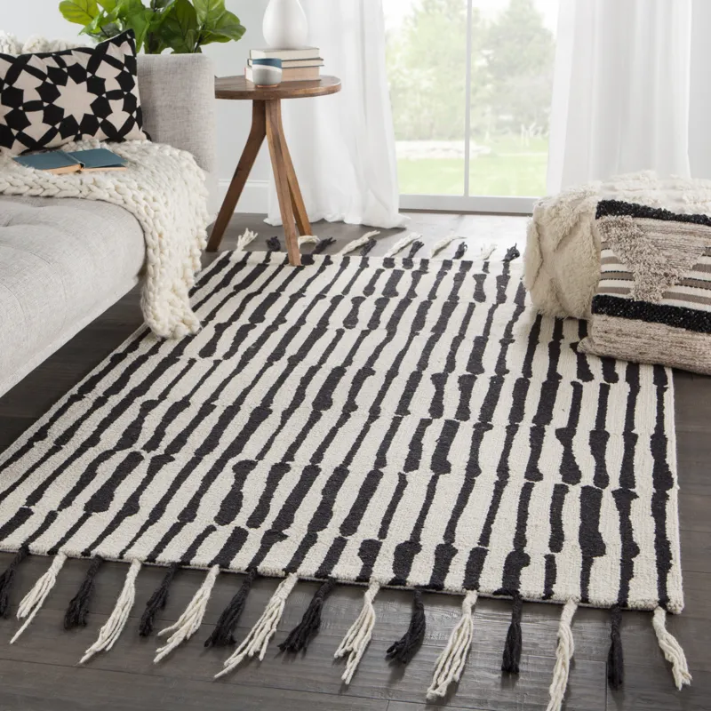 Vera By Nikki Chu Nikki Chu by  Saville Handmade Tribal Black/ Ivory Area Rug (2'X3')
