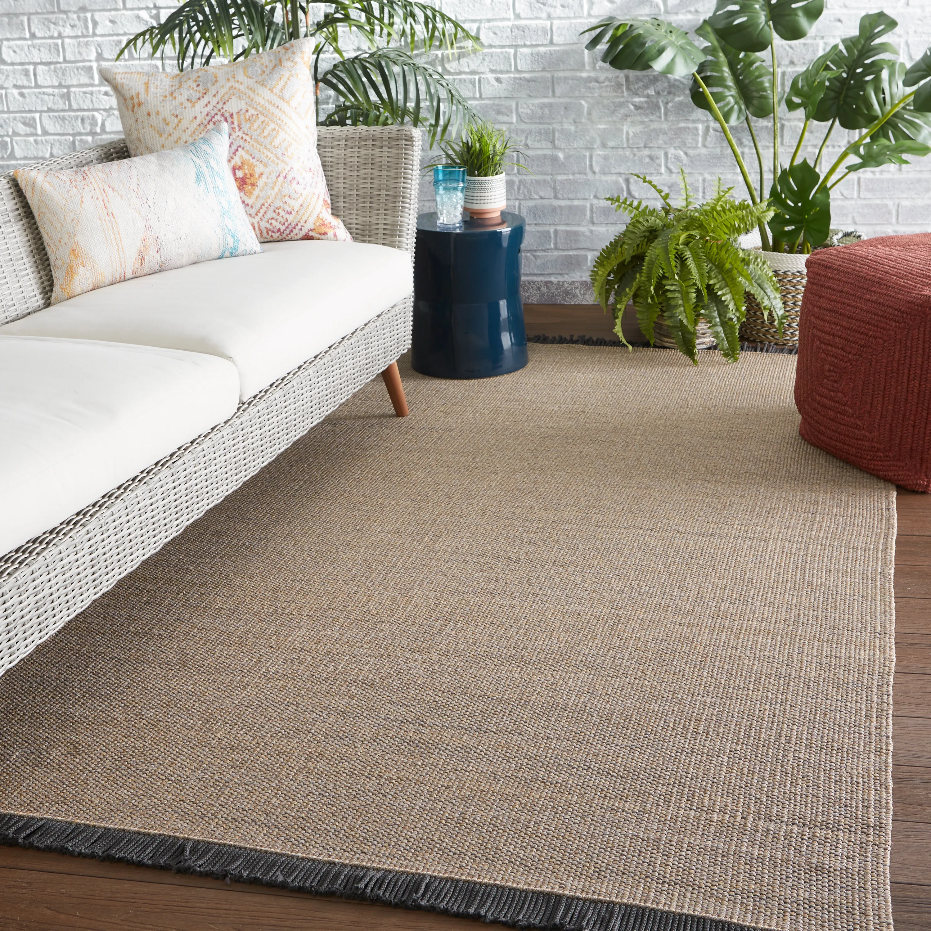Sonder Savvy Indoor/ Outdoor Solid Tan/ Black Area Rug (7'6&quot;X9'6 
