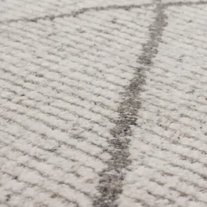 Tangier Tribal Diamond Silver Rug - 5' x 8' Closeup