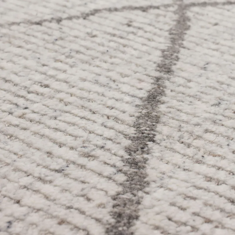 Tangier Tribal Diamond Silver Rug - 5' x 8' Closeup
