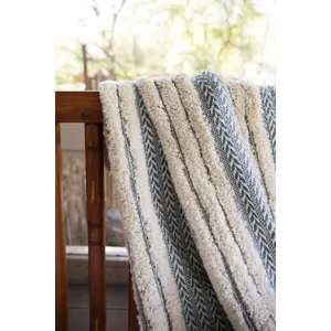 Colleen Blue / Ivory Throw (4\' 2\" X 5\')