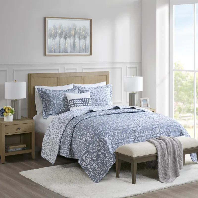 Madison Park Signature Harmony 4 Piece Oversized Reversible Matelasse Quilt Set with Throw Pillow