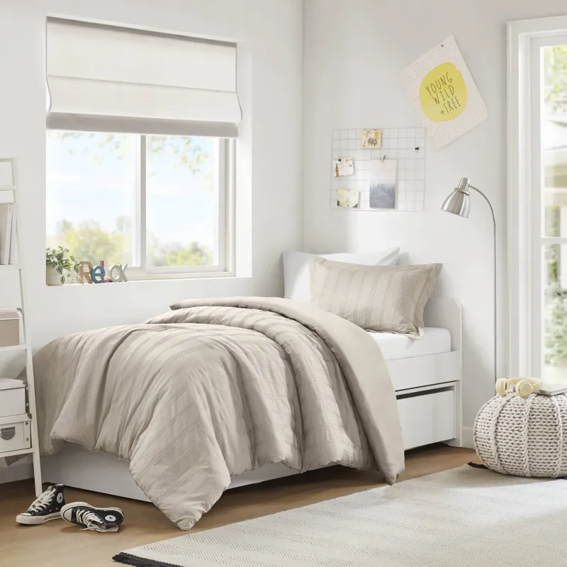 Super Listing Logan Striped Reversible Pintuck Pleated Duvet Set
