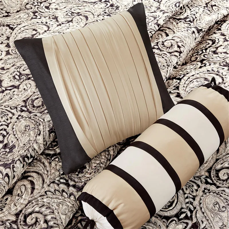 Aubrey Full/Queen 6 Piece Jacquard Quilt Set with Throw Pillows - Black