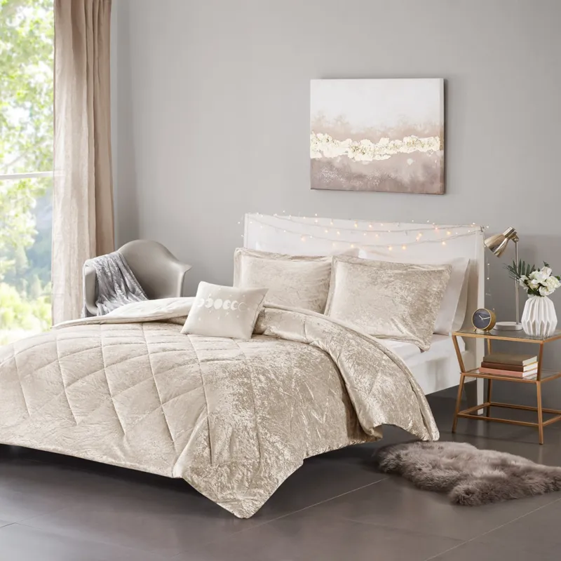 Intelligent Design Felicia Velvet Comforter Set with Throw Pillow