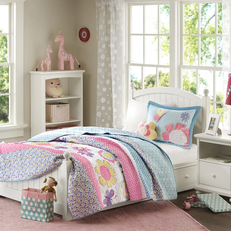 Mi Zone Kids Crazy Daisy Reversible Quilt Set with Throw Pillow