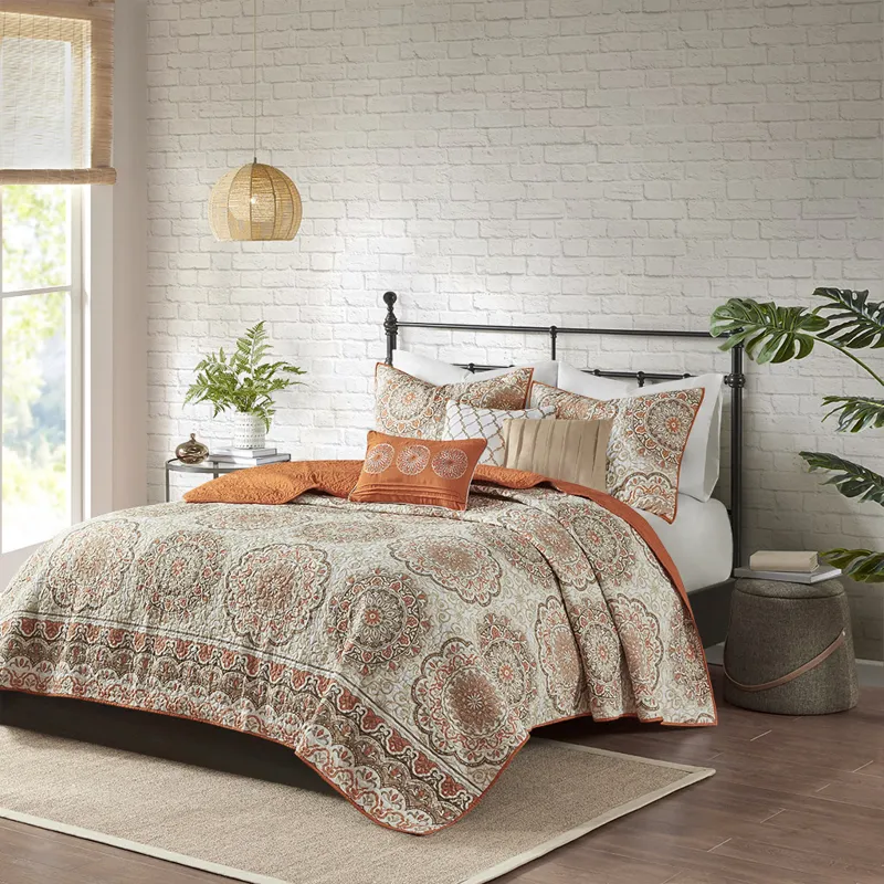 Madison Park Tangiers 6 Piece Reversible Quilt Set with Throw Pillows