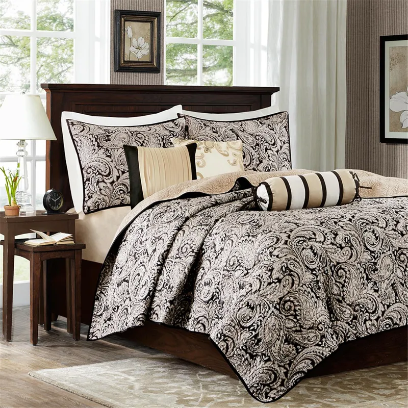 Aubrey Full/Queen 6 Piece Jacquard Quilt Set with Throw Pillows - Black