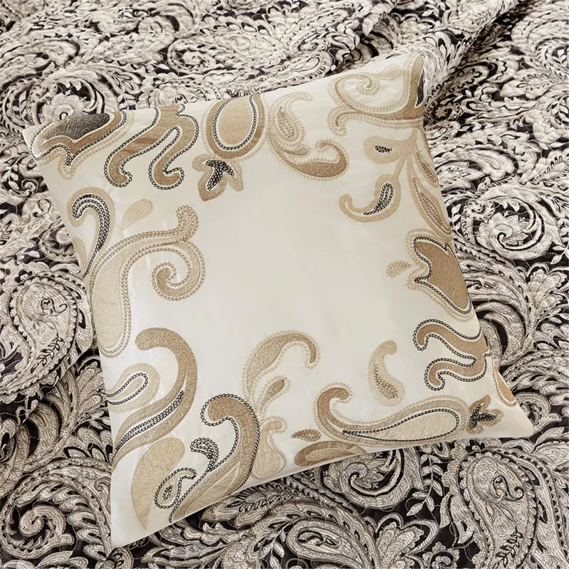 Aubrey Full/Queen 6 Piece Jacquard Quilt Set with Throw Pillows - Black