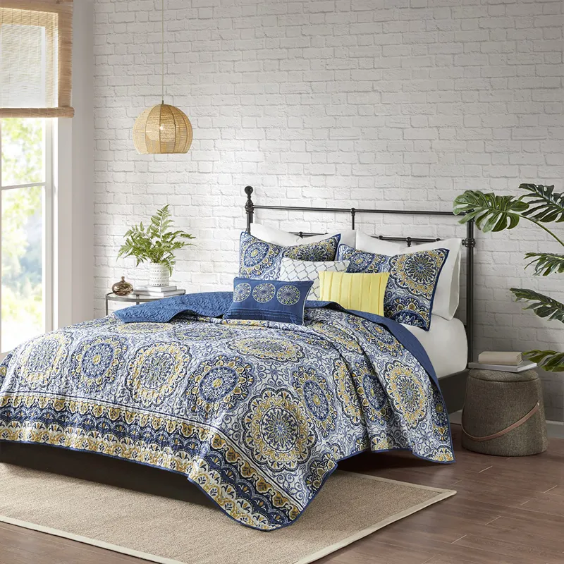 Madison Park Tangiers 6 Piece Reversible Quilt Set with Throw Pillows