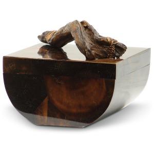 Curved Penshell Box With Handle