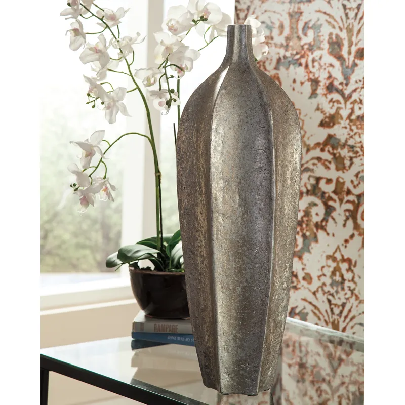 Derion Vase