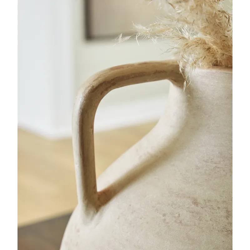 Justy Vase